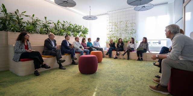 people-in-staff-meeting-(3)